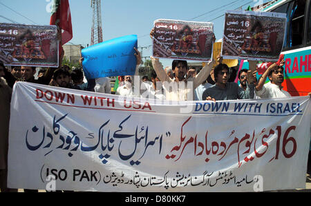 Unterstützer des Imamia Studenten Organisation (ISO) protestieren gegen die Besetzung Israels über Palästina während einer Demonstration im Presseklub Peshawar auf Donnerstag, 16. Mai 2013. Stockfoto