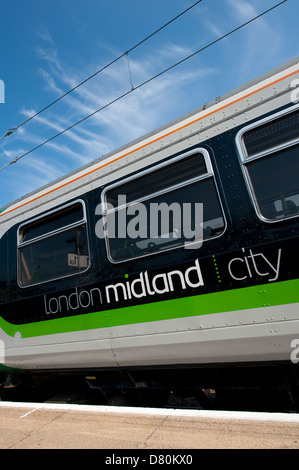 Personenzug in London Midland Lackierung wartet am Bahnhof in Bedford, England. Stockfoto