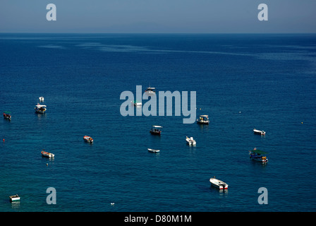 Kleine Fischer Boote und Horizont im Hintergrund gegen strahlend blauen Himmel am sonnigen Sommertag. Stockfoto
