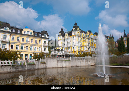 Brunnen im Kurpark Parken Marianske Lazne aka Marienbad Stadt Karlovy Vary Thermenregion Tschechische Republik Europa Stockfoto