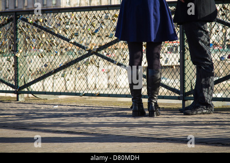 Junges Paar auf Pont des Arts in Paris, Frankreich Stockfoto