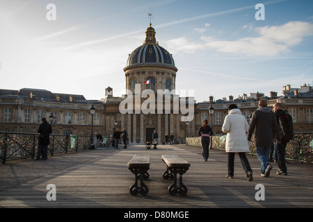 Menschen zu Fuß auf der Pont des Arts in Paris an einem kalten, sonnigen Wintertag Stockfoto