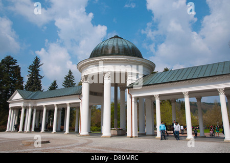 Klassizistischen Stil Kolonada Kolonnaden (1869) an Karolinin Pramen Frühling im Kurpark Parken Marianske Lazne aka Marienbad Stockfoto