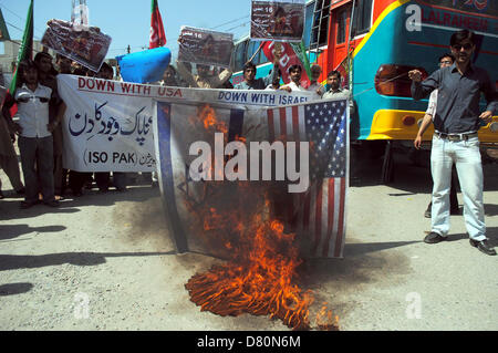 Unterstützer des Imamia Studenten Organisation (ISO) protestieren gegen die Besetzung Israels über Palästina während einer Demonstration im Presseklub Peshawar auf Donnerstag, 16. Mai 2013. Stockfoto