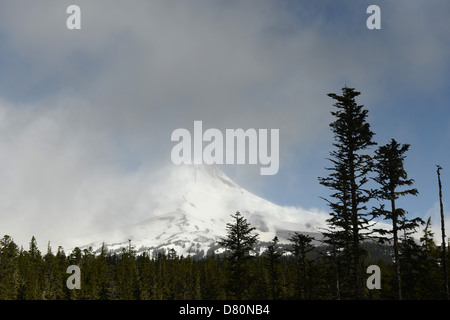 Wolken über Mount Hood, Oregon löschen. Stockfoto
