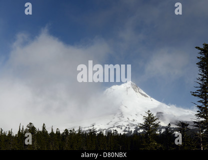 Wolken über Mount Hood, Oregon löschen. Stockfoto
