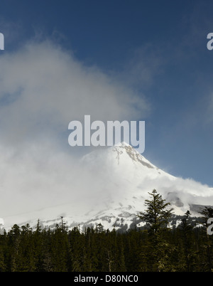 Wolken über Mount Hood, Oregon löschen. Stockfoto