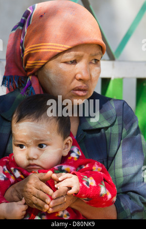 Eine Mutter hält ihr Baby in Mingun, Myanmar Stockfoto