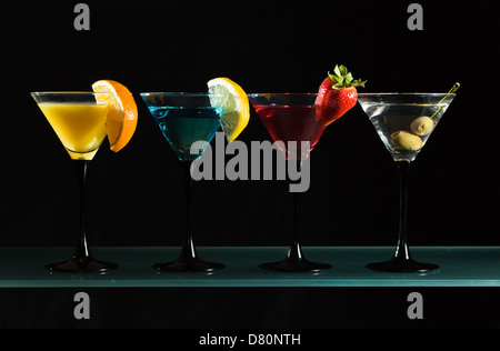 Verschiedene Cocktails oder Longdrinks, garniert mit Früchten Stockfoto