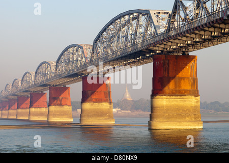 Die Ava-Brücke über dem Irrawaddy-Fluss in der Nähe von Mandalay, Myanmar Stockfoto