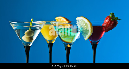 Verschiedene Cocktails oder Longdrinks, garniert mit Früchten Stockfoto