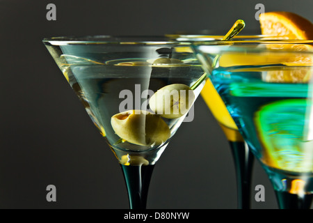 Martini mit grünen Oliven, Fokus auf einen Oliven Stockfoto