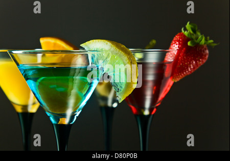 Verschiedene Cocktails oder Longdrinks, garniert mit Früchten Stockfoto