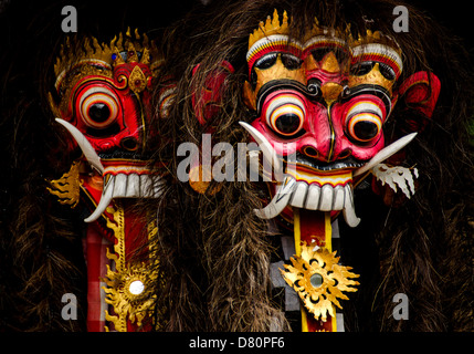 eine Nahaufnahme von bunten traditionellen balinesischen Masken Stockfoto