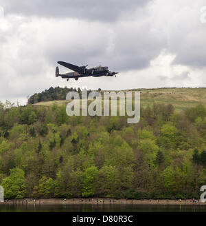 Derwent Reservoir, Derbyshire, UK. 16. Mai 2013. Ein Lancaster-Bomber von der Luftschlacht um England Flug Tiefflug über den Derwent-Stausee, Derbyshire am 16. Mai 2013. Dies markiert den 70. Jahrestag des Dambusters Raid von 617 Geschwader. Bildnachweis: Nigel Spooner / Alamy Live News Stockfoto