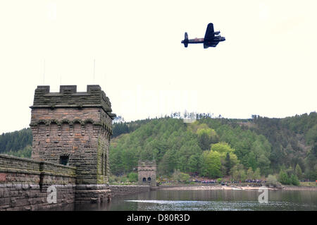 Derwent, Derbyshire, UK. 16. Mai 2013. Ein Lancaster-Bomber der RAF 617 Squandron, Fliege ist über Derwent Damm, Derbyshire, UK, zum Gedenken an den 70. Jahrestag des berühmten Dambusters Raid auf die Nacht 16./17. Mai 1943. Derbyshire Damm wurde als ein Übungsgelände für die niedrig fliegenden Betrieb verwendet, die "Bouncing Bomb", erfunden von Barnes Wallis. Bildnachweis: Mark Kelly / Alamy Live News Stockfoto