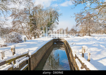 Newark-Sperre am Fluss Wey, blauer Himmel, Sonnenschein, im Schnee - Pyrford, Surrey, England Stockfoto