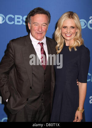 New York, USA. 15. Mai 2013. Schauspieler ROBIN WILLIAMS und SARAH MICHELLE GELLAR besuchen die 2013 CBS im Voraus an die Zelte im Lincoln Center statt. (Bild Kredit: Kredit: Nancy Kaszerman/ZUMAPRESS.com/Alamy Live-Nachrichten) Stockfoto