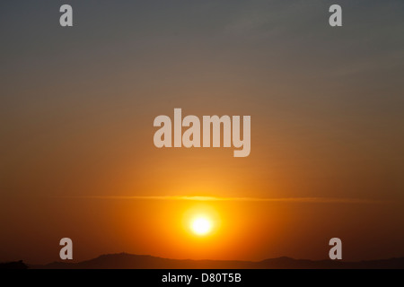 Sonnenuntergang über dem Irrawaddy-Fluss in Mandalay, Myanmar Stockfoto