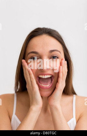 Porträt eines jungen schönen Mädchens schreien laut Stockfoto