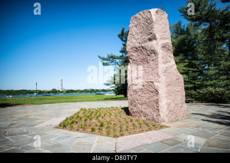 WASHINGTON DC, USA – Hauptmonument aus rosa Granit am Lyndon Baines Johnson Memorial Grove. Das Denkmal befindet sich im Lady Bird Johnson Park am Ufer des Potomac am George Washington Memorial Parkway in Arlington, Virginia. Auf der anderen Seite des Potomac befindet sich das Washington Monument. Stockfoto