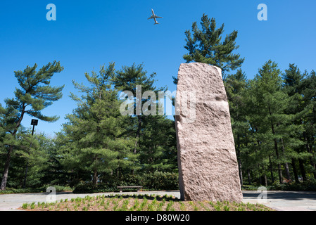 Lyndon Baines Johnson Memorial Grove Monolith Washington DC // WASHINGTON DC – das Hauptdenkmal aus rosa Granit steht als Herzstück des Lyndon Baines Johnson Memorial Grove auf dem Potomac. Dieser 19-Fuß-Monolith, entworfen vom Landschaftsarchitekten Harold Vogel und Bildhauer Harold Vogel, wurde 1976 zu Ehren des 36. Präsidenten der Vereinigten Staaten geweiht. Der Memorial Grove auf Columbia Island bietet eine 15 Hektar große Landschaft mit Wanderwegen durch einheimische Bäume und Pflanzen. Der rosafarbene Granit wurde aus demselben texanischen Steinbruch ausgewählt, der Stein für das Texas State Capitol bereitete. Stockfoto