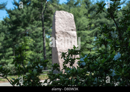 WASHINGTON DC, USA – der rosafarbene Granitmonolith sticht durch die Bäume des Lyndon Baines Johnson Memorial Grove. Das Denkmal befindet sich im Lady Bird Johnson Park am Ufer des Potomac am George Washington Memorial Parkway in Arlington, Virginia. Stockfoto