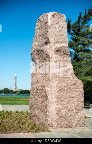 WASHINGTON DC, USA – der wichtigste rosafarbene Granitmonolith im Lyndon Baines Johnson Memorial Grove. Das Denkmal befindet sich im Lady Bird Johnson Park am Ufer des Potomac am George Washington Memorial Parkway in Arlington, Virginia. Stockfoto