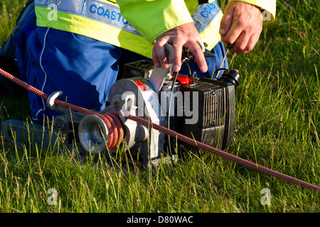 Training vom Untergang Sand CoastGuard freiwillige Ausbildung bei Crosby Rettungsstation, Merseyside, England zu retten Stockfoto