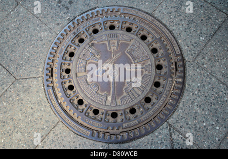 Kanaldeckel Berlins eingeschrieben mit Anzeichen von den Sehenswürdigkeiten der Stadt, Berlin, Deutschland Stockfoto