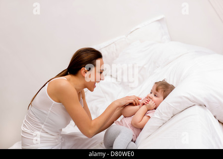 Familie zu Hause im Schlafzimmer Stockfoto