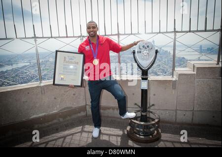 New York, USA. 16. Mai 2013. Das Empire State Building beherbergt Olympiasieger CULLEN JONES Kick-off USA Swimming Foundation machen A Splash Tour von Phillips 66, Donnerstag, 16. Mai 2013 vorgestellt. (Bild Kredit: Kredit: Bryan Smith/ZUMAPRESS.com/Alamy Live-Nachrichten) Stockfoto