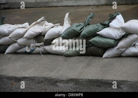 Vicenza, Italien. 16. Mai 2013.   Fluss Bacchiglione in Flut und die Stadt von Überschwemmungen bedroht.  Mit Sand gefüllte Säcke vorangestellt der Eingänge und Türen zur Vermeidung von Überschwemmungen und Hochwasser von Häusern und Garagen Credit: FC Italy / Alamy Live News Stockfoto