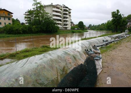 Vicenza, Italien. 16. Mai 2013.   Fluss Bacchiglione in Flut und die Stadt von Überschwemmungen bedroht.  Neuen Deich schnell getan, um das Risiko von Überschwemmungen zu verhindern und braun schnell fließenden Fluss Credit: FC Italy / Alamy Live News Stockfoto