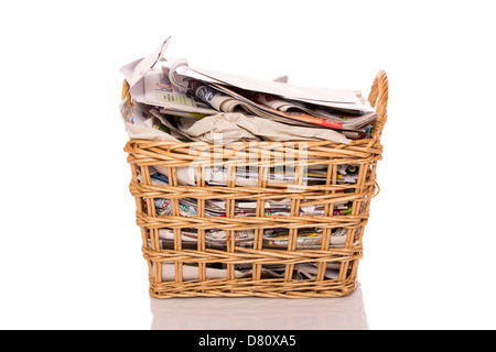 Volle Papierkorb isoliert auf weißem Hintergrund Stockfoto