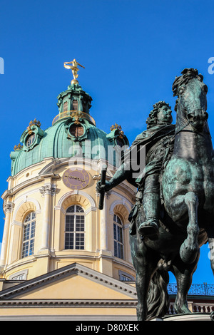 Reiterstandbild des großen Kurfürsten "Friedrich Wilhelm i." Front der Fassade von Schloss Charlottenburg in Berlin, Deutschland Stockfoto