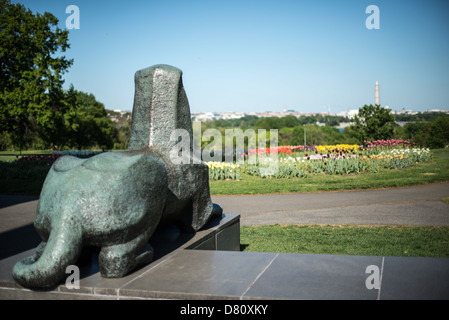 ARLINGTON, Virginia, USA – eine der beiden Bronzestatuen von Löwen, die auf dem niederländischen Carillon neben dem Arlington National Cemetery und dem Iwo Jima Memorial stehen. Die erste Spende im Jahr 1954, wurde 1960 an ihren heutigen Standort verlegt. Es war ein Geschenk der Niederlande an die Vereinigten Staaten als Dank für die US-Hilfe während des Zweiten Weltkriegs Stockfoto