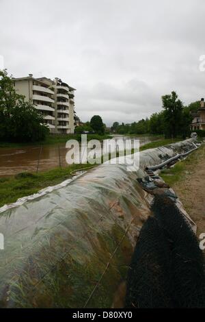 Vicenza, Italien. 16. Mai 2013.   Fluss Bacchiglione in Flut und die Stadt von Überschwemmungen bedroht.  Neuen Deich schnell getan, um das Risiko von Überschwemmungen zu verhindern und braun schnell fließenden Fluss Credit: FC Italy / Alamy Live News Stockfoto