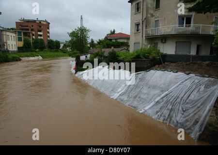 Vicenza, Italien. 16. Mai 2013.   Fluss Bacchiglione in Flut und die Stadt von Überschwemmungen bedroht.  Neuen Deich schnell getan, um das Risiko von Überschwemmungen zu verhindern und braun schnell fließenden Fluss Credit: FC Italy / Alamy Live News Stockfoto