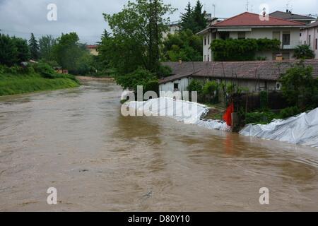 Vicenza, Italien. 16. Mai 2013.   Fluss Bacchiglione in Flut und die Stadt von Überschwemmungen bedroht.  Neuen Deich schnell getan, um das Risiko von Überschwemmungen zu verhindern und braun schnell fließenden Fluss Credit: FC Italy / Alamy Live News Stockfoto