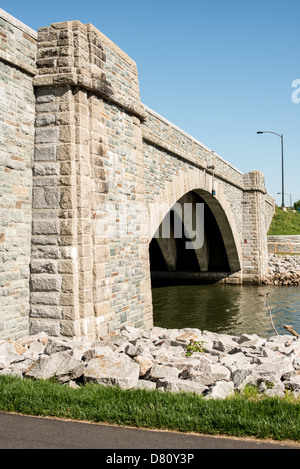 WASHINGTON DC, USA – Eine neue Steinbrücke, die Columbia Island mit dem Festland verbindet. Stockfoto