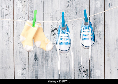 Baby-Kleidung auf der Wäscheleine hängen. Stockfoto