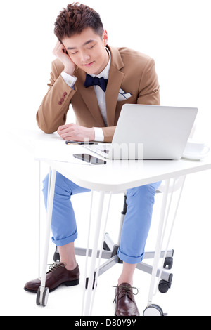 Stilvolle Jungunternehmer ein Nickerchen am Schreibtisch Stockfoto