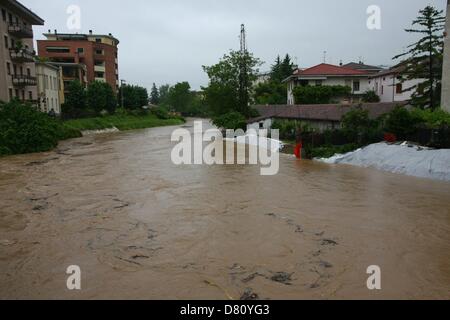 Vicenza, Italien. 16. Mai 2013.   Fluss Bacchiglione in Flut und die Stadt von Überschwemmungen bedroht.  Neuen Deich schnell getan, um das Risiko von Überschwemmungen zu verhindern und braun schnell fließenden Fluss Credit: FC Italy / Alamy Live News Stockfoto