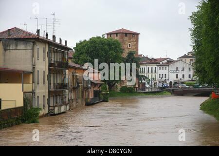 Vicenza, Italien. 16. Mai 2013.   Fluss Bacchiglione in Flut und die Stadt von Überschwemmungen bedroht.  Häuser evakuiert und die Gefahr von Überschwemmungen Credit: FC Italy / Alamy Live News Stockfoto