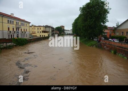 Vicenza, Italien. 16. Mai 2013.   Fluss Bacchiglione in Flut und die Stadt von Überschwemmungen bedroht.  Häuser evakuiert und die Gefahr von Überschwemmungen Credit: FC Italy / Alamy Live News Stockfoto