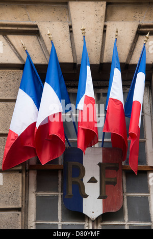 Französische Flagge (Tricoleur) fliegen über Le Marais-Rathaus (Hotel de Ville) in Paris, Frankreich Stockfoto