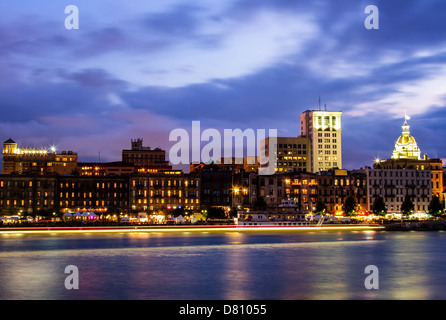 River Street Skyline in der Abenddämmerung in Savannah, Georgia. Stockfoto