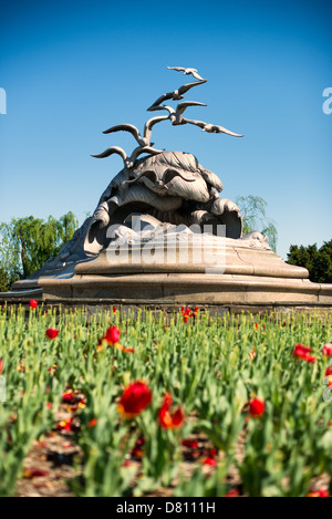 Navy-Merchant Marine Memorial Washington DC // WASHINGTON DC – vertikale Aufnahme des Navy-Merchant Marine Memorial in Arlington, Virginia, auf Columbia Island am Ufer des Potomac gegenüber Washington DC. Das Denkmal ehrt diejenigen, die im Ersten Weltkrieg ihr Leben auf See verloren haben. Es wurde 1934 eingeweiht. Die Hauptskulptur ist aus Aluminium gegossen. Stockfoto