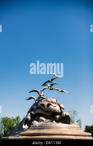 Navy-Merchant Marine Memorial Seagulls Washington DC // WASHINGTON DC – die balancierenden Möwen des Navy-Merchant Marine Memorial in Arlington, Virginia, auf Columbia Island am Ufer des Potomac gegenüber Washington DC. Das Denkmal ehrt diejenigen, die im Ersten Weltkrieg ihr Leben auf See verloren haben und wurde 1934 eingeweiht. Die Hauptskulptur ist aus Aluminium gegossen. Stockfoto